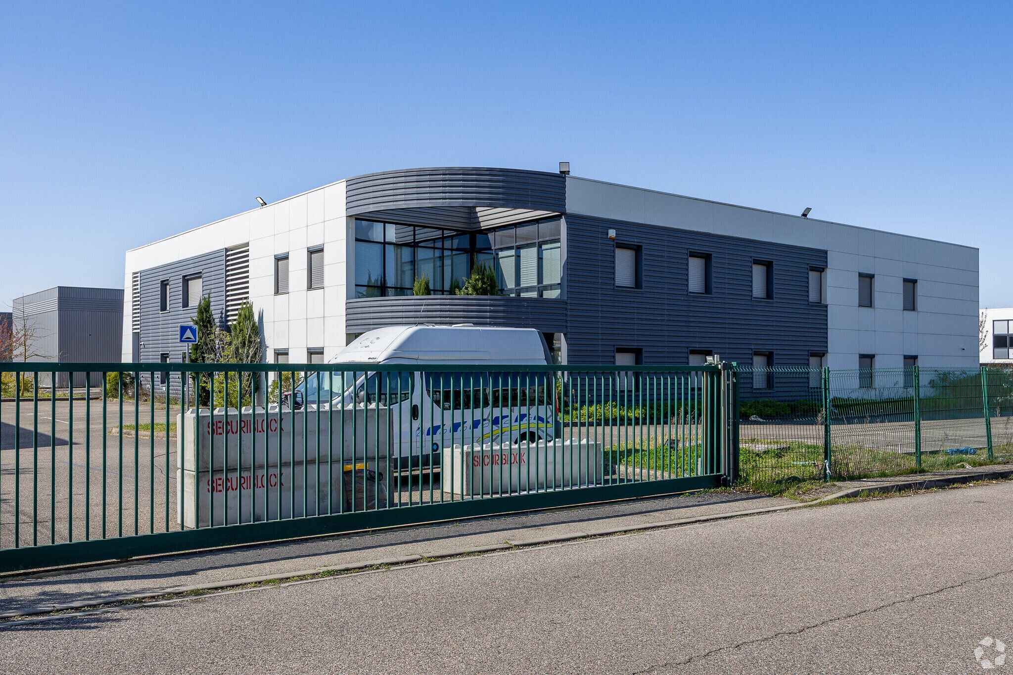 Flex in Saint-Priest for lease Primary Photo- Image 1 of 5