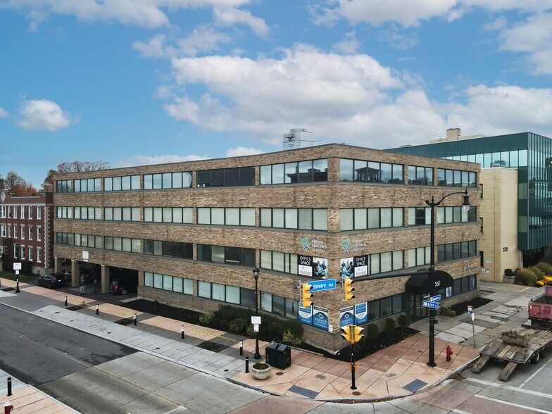 560 Delaware Ave, Buffalo, NY à vendre - Photo du bâtiment - Image 1 de 11