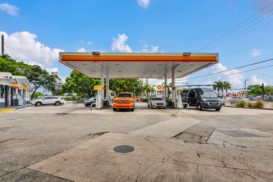 2090 W Oakland Park Blvd, Oakland Park, FL for sale - Primary Photo - Image 1 of 10