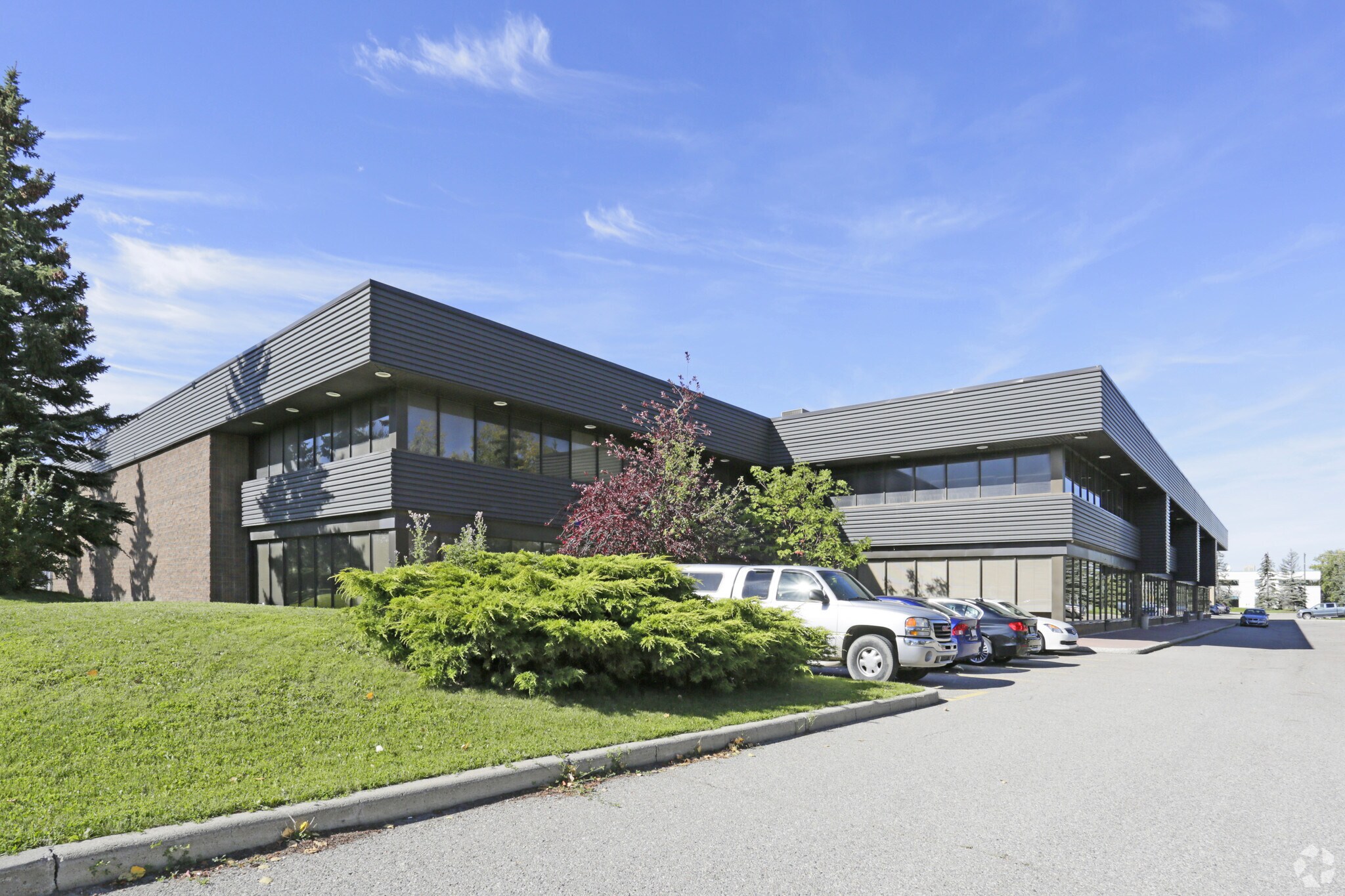 2735 37th Ave NE, Calgary, AB for sale Primary Photo- Image 1 of 1