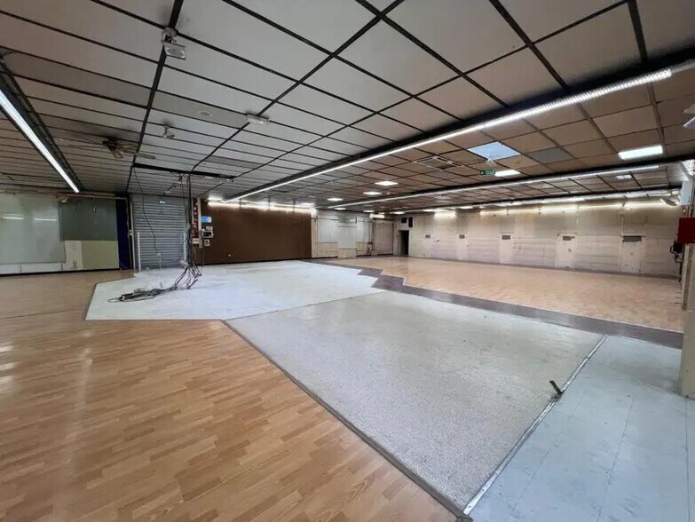Commerce de détail dans Ruy-Montceau à vendre - Photo du bâtiment - Image 3 de 9