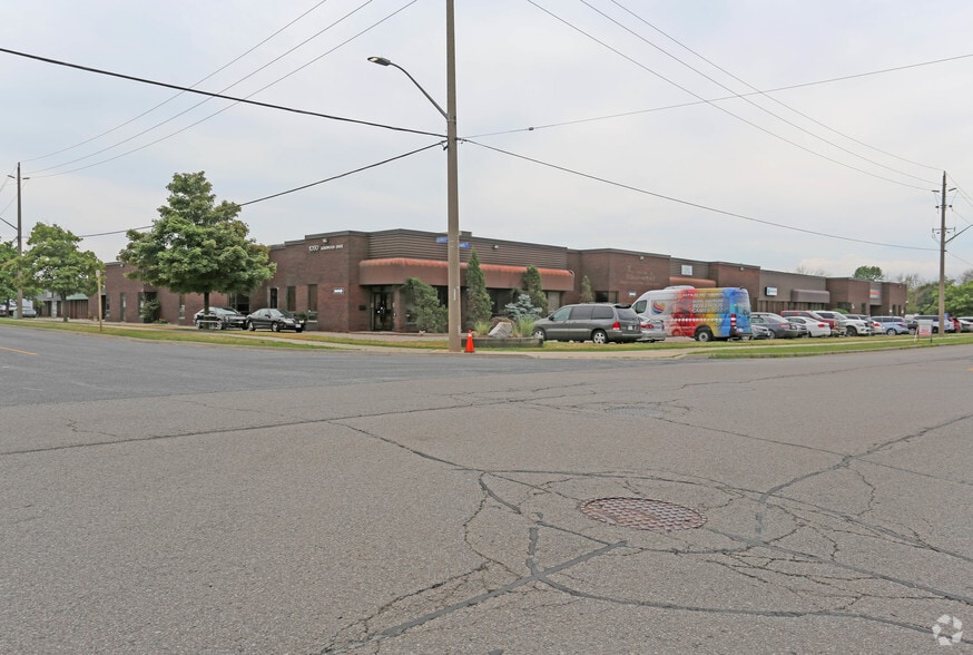1090 Aerowood Dr, Mississauga, ON for lease - Building Photo - Image 1 of 5