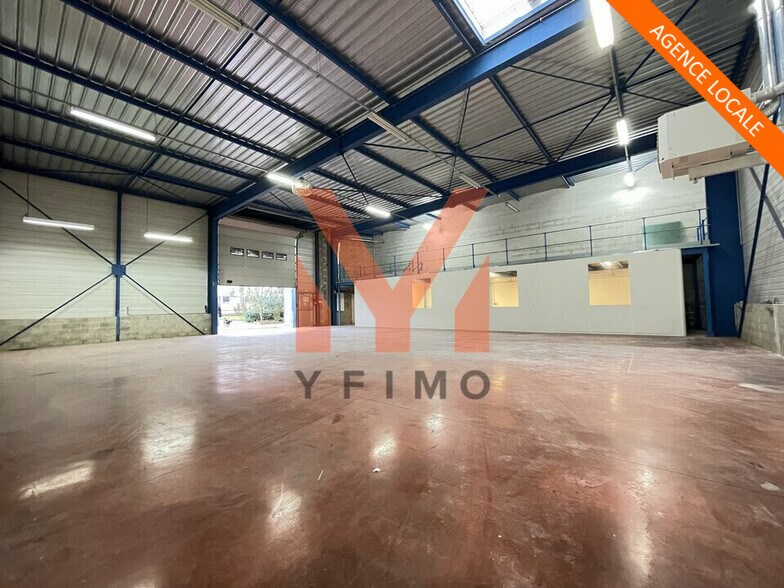 Flex in Bouafle for lease - Interior Photo - Image 2 of 6