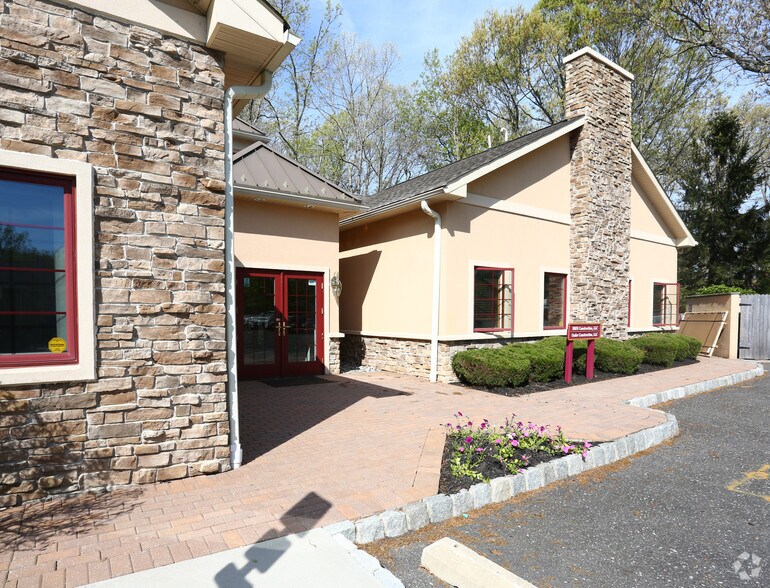88 S Lakeview Dr, Gibbsboro, NJ à vendre - Photo du bâtiment - Image 2 de 6