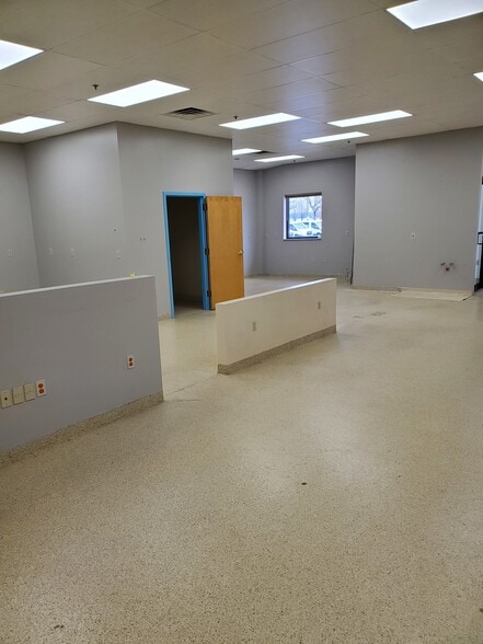 177 N Commerce Way, Bethlehem, PA for lease - Interior Photo - Image 2 of 14