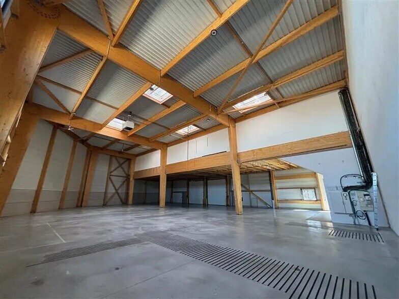 Flex in Romainville for lease - Interior Photo - Image 3 of 7