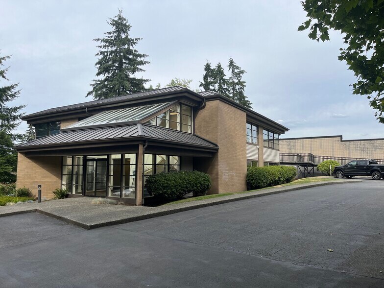 7721 Lake Ballinger Way, Edmonds, WA à vendre - Photo du bâtiment - Image 2 de 3