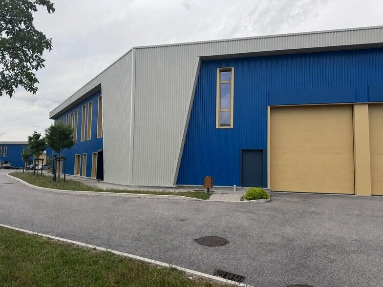 15 Chemin Du Bois Rond, Saint-Bonnet-de-Mure for lease - Building Photo - Image 1 of 9