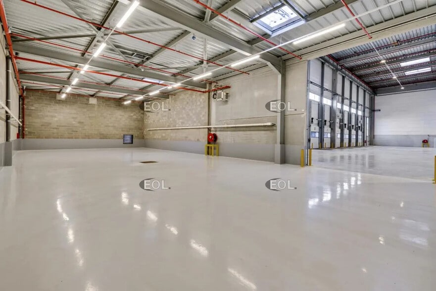 Industrial in Servon for lease - Building Photo - Image 2 of 8