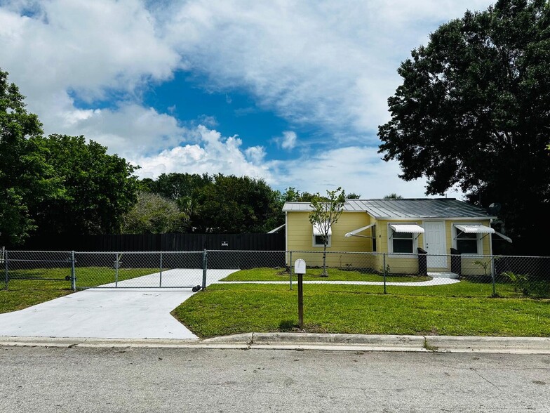 406 Palm Ave, Fort Pierce, FL for sale - Primary Photo - Image 1 of 1