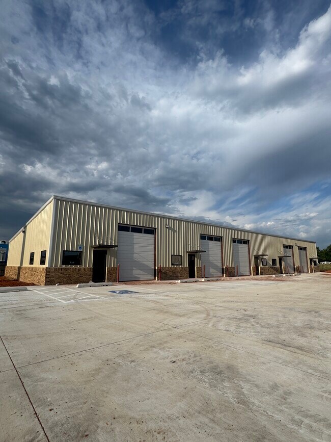 Plus de détails pour 2107 NW 122nd St, Oklahoma City, OK - Local d'activités à louer