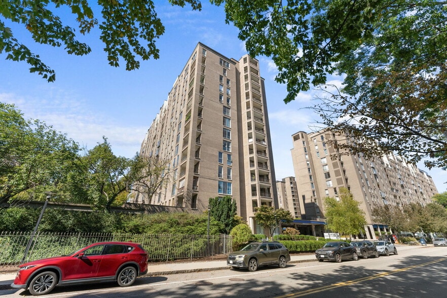 77 Pond Ave, Brookline, MA à vendre - Photo du bâtiment - Image 3 de 29