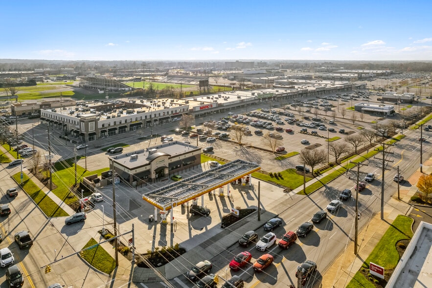 8001 W Ridgewood Dr, Parma, OH for lease - Building Photo - Image 2 of 9