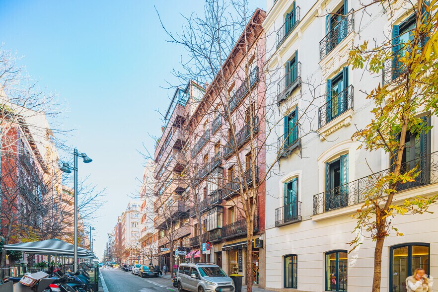 Immeuble residentiel dans Madrid, Madrid à vendre - Photo du bâtiment - Image 2 de 2