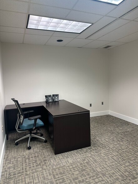 2121 Eisenhower Ave, Alexandria, VA à louer - Photo du bâtiment - Image 3 de 20