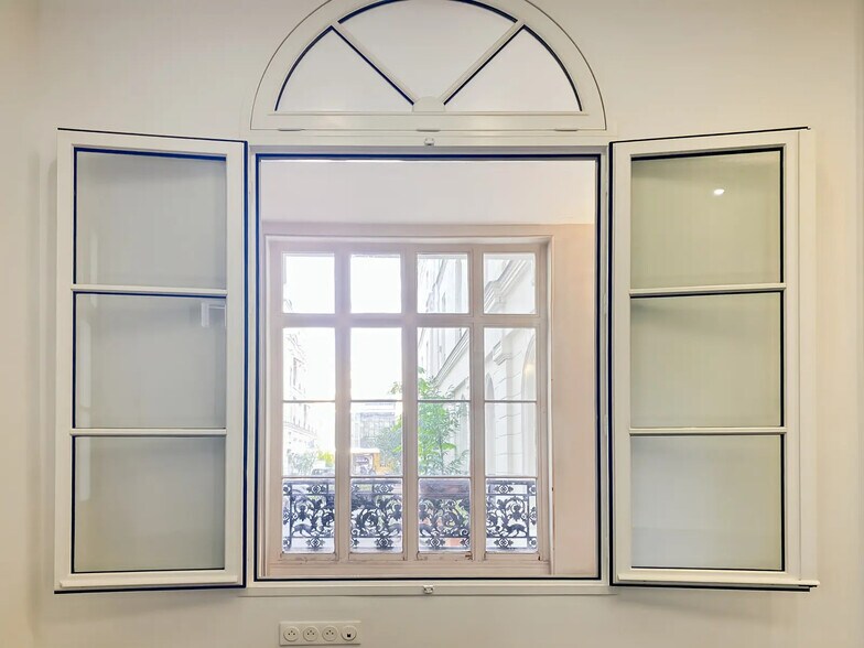 Immeuble residentiel dans Paris à vendre - Photo du bâtiment - Image 3 de 23