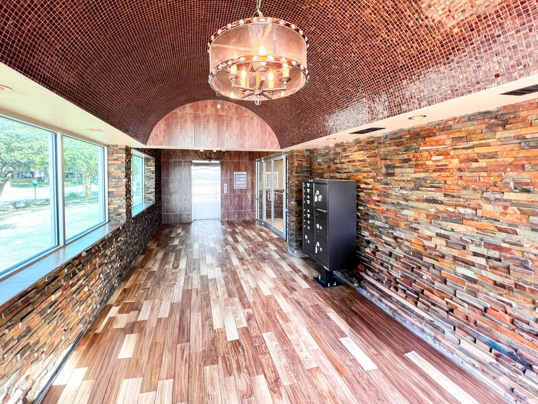 901 W Wall St, Midland, TX for lease - Building Photo - Image 3 of 5