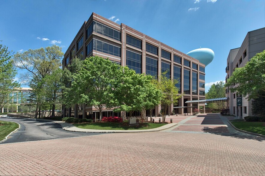 8537 Six Forks Rd, Raleigh, NC à louer - Photo du bâtiment - Image 2 de 20