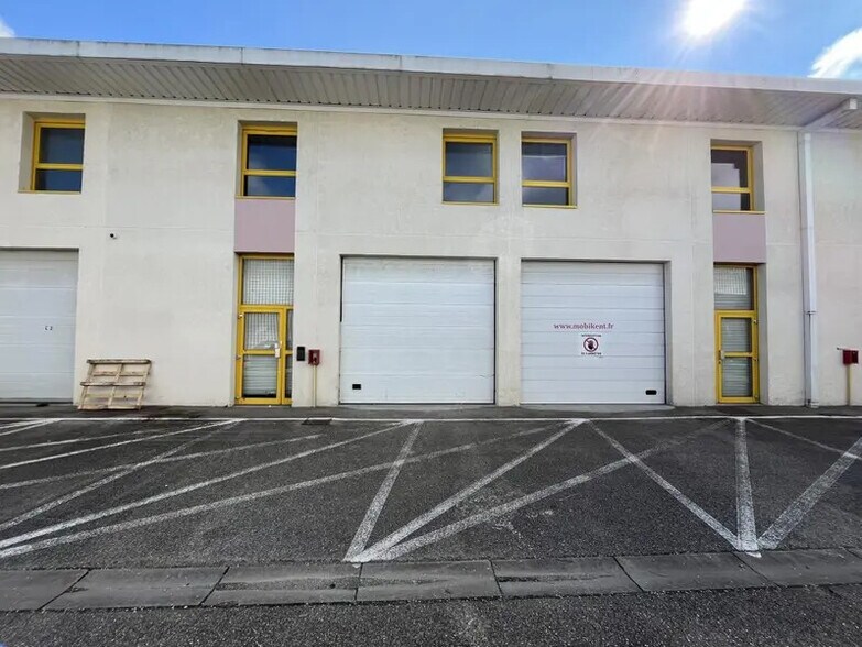 20 Rue Jean-Louis Calderon, Vaulx-en-Velin for lease - Building Photo - Image 3 of 16