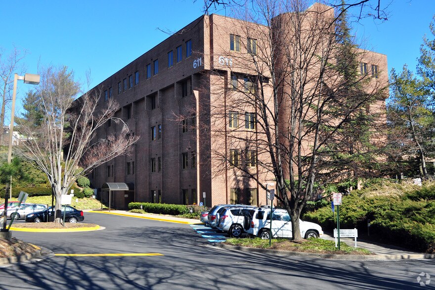 611 S Carlin Springs Rd, Arlington, VA à vendre - Photo du bâtiment - Image 2 de 27