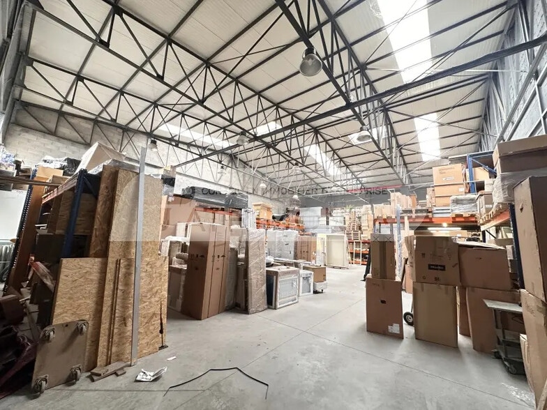 Flex in Marseille for lease - Interior Photo - Image 2 of 5