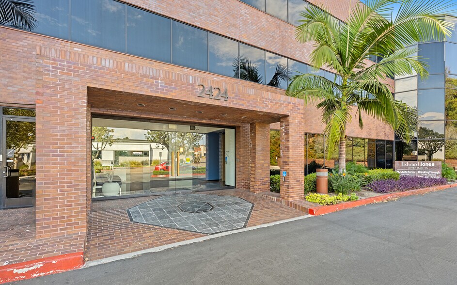 2424 Vista Way, Oceanside, CA à louer - Photo du bâtiment - Image 3 de 9