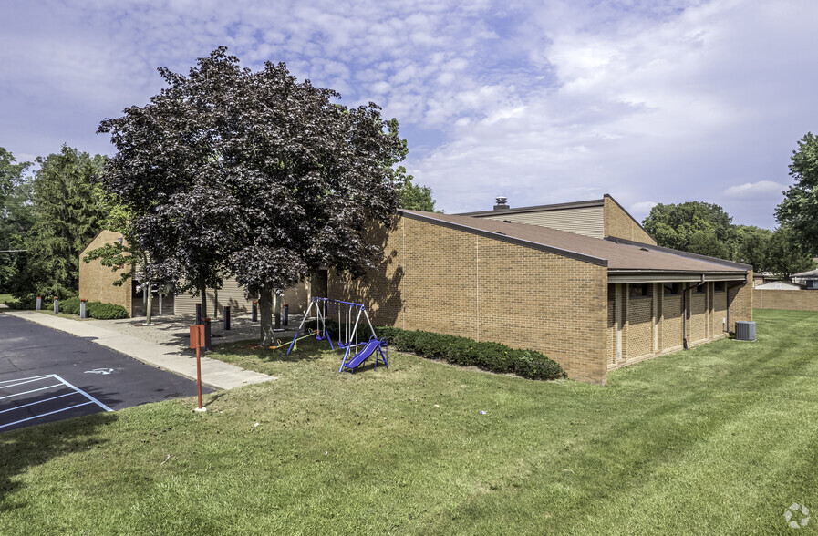 8202 Irving Rd, Sterling Heights, MI for lease - Building Photo - Image 2 of 7