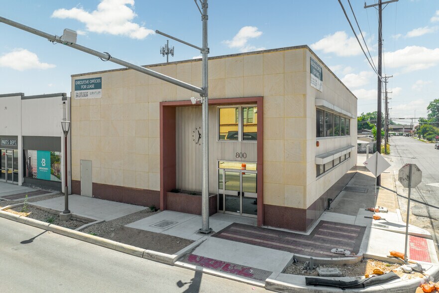 Broadway Portfolio portfolio of 2 properties for sale on LoopNet.ca - Building Photo - Image 1 of 4