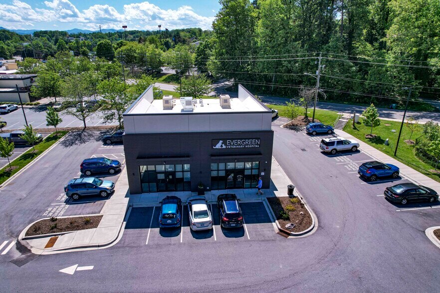 275 Smokey Park Hwy, Asheville, NC à louer - Photo du bâtiment - Image 3 de 19
