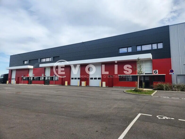 Bureau dans Heyrieux à louer - Photo du bâtiment - Image 2 de 34