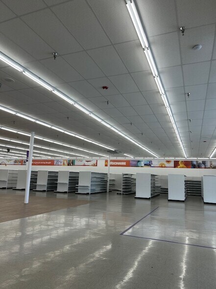 6830-6855 SE Maricamp Rd, Ocala, FL à louer - Photo intérieure - Image 2 de 8