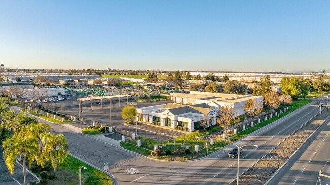 Plus de détails pour 1123 N Plaza Dr, Visalia, CA - Industriel à louer