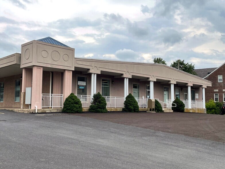 25 N Main St, Coopersburg, PA à louer - Photo du bâtiment - Image 3 de 11