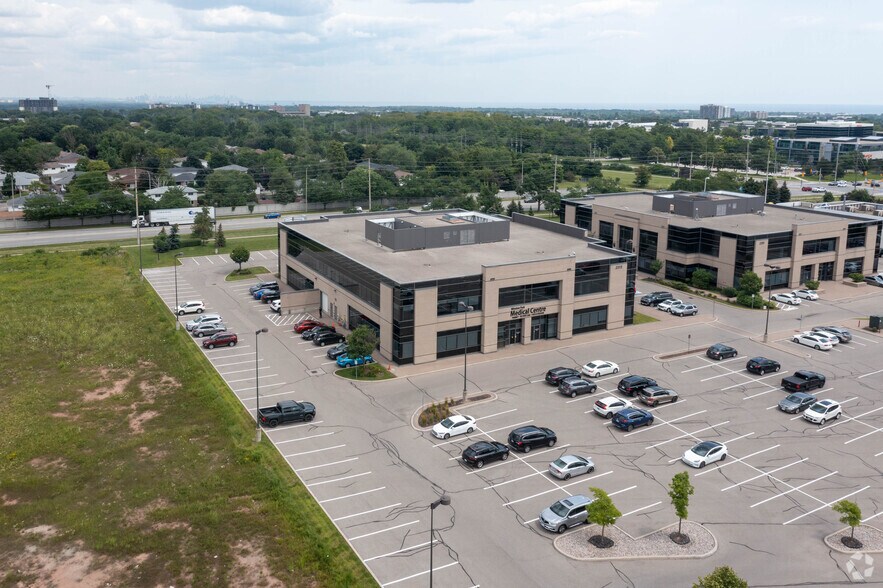 2315 Bristol Cir, Oakville, ON à louer - Aérien - Image 2 de 10