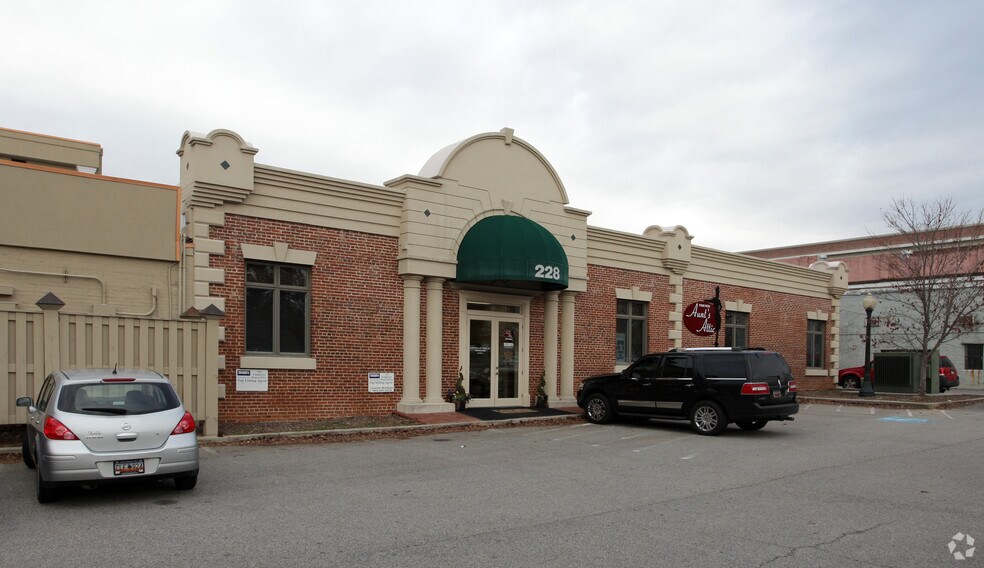 228 Richland Ave W, Aiken, SC à louer - Photo du bâtiment - Image 1 de 12