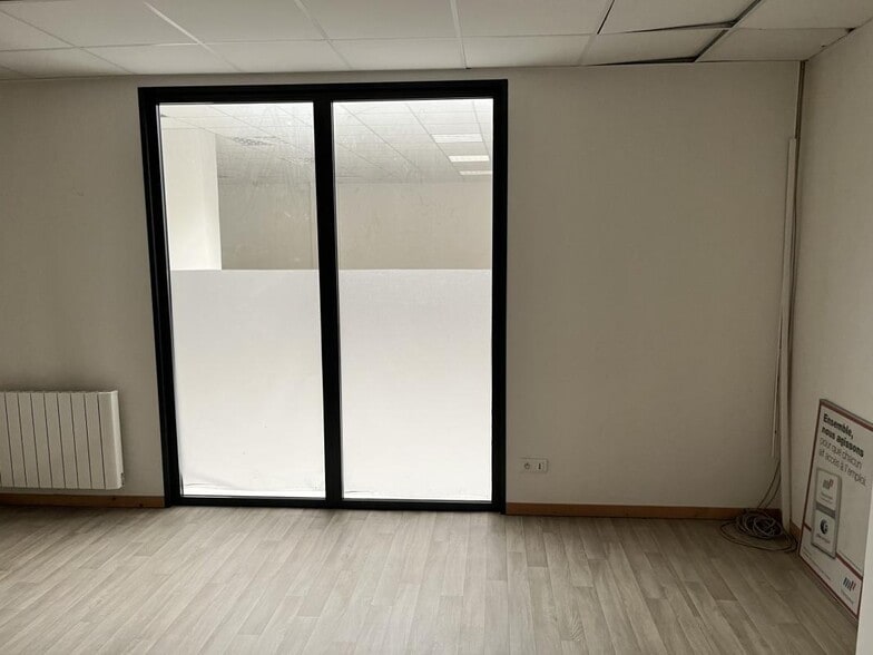 Office in Langon for lease - Interior Photo - Image 2 of 7
