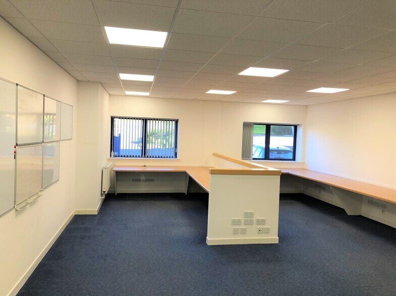 1-4 Pitreavie Ct, Dunfermline à louer - Photo du bâtiment - Image 2 de 2