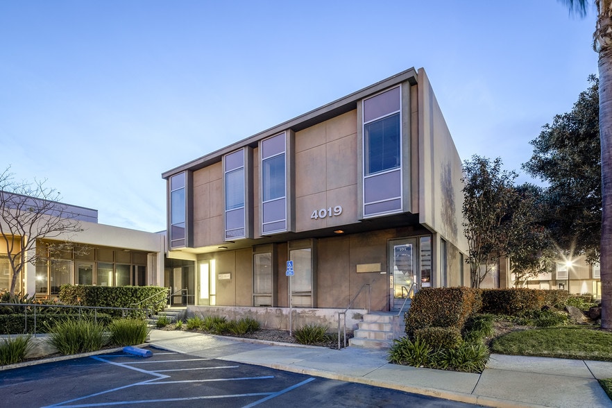 4019 Westerly Pl, Newport Beach, CA à louer - Photo du bâtiment - Image 3 de 7