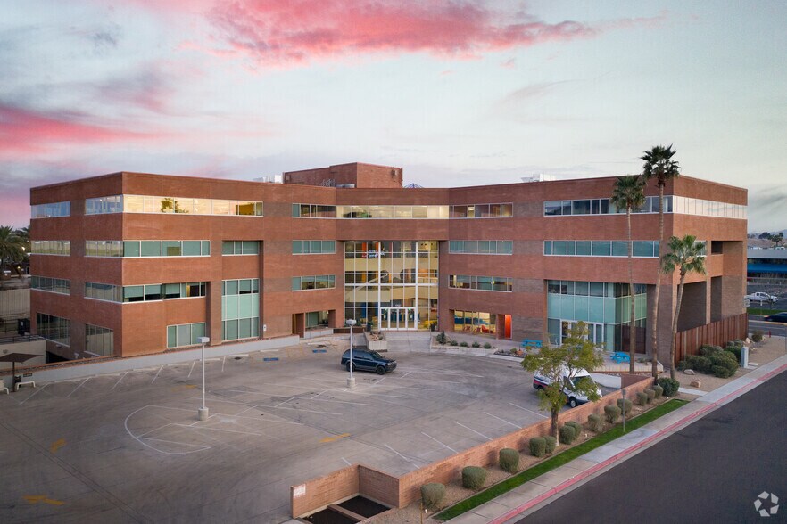 1702 E Highland Ave, Phoenix, AZ à vendre - Photo du bâtiment - Image 2 de 10