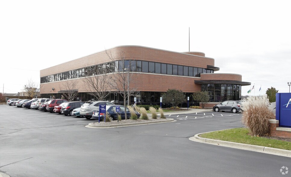 6980 N Port Washington Rd, Glendale, WI à louer - Photo du bâtiment - Image 3 de 8