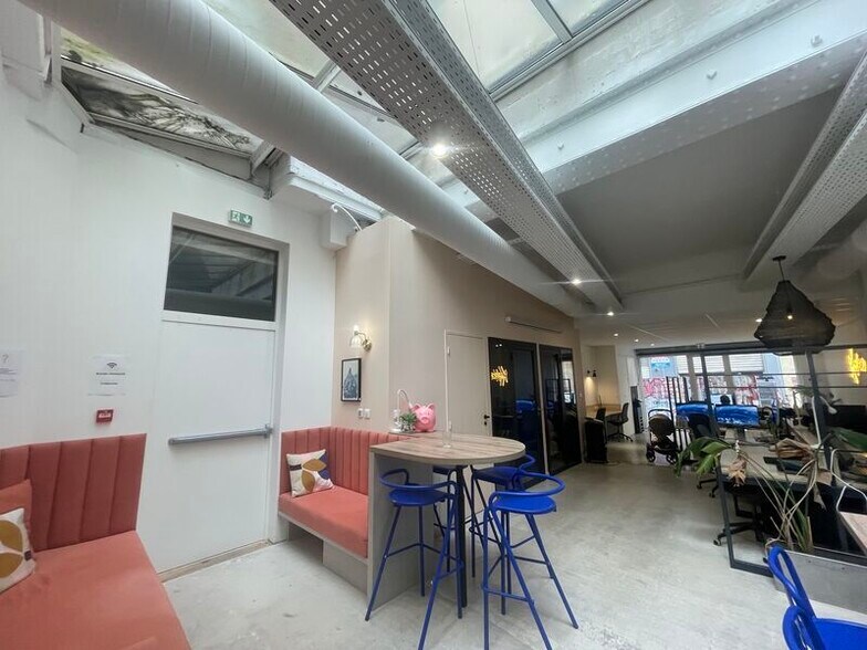 Office in Bordeaux for lease - Interior Photo - Image 2 of 5