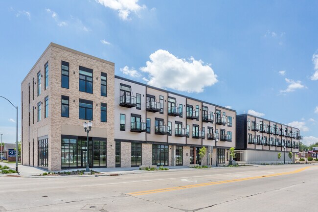 Plus de détails pour 200 W 1st St, Cedar Falls, IA - Commerce de détail à louer