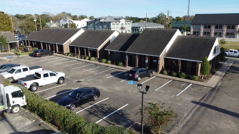 307 S Friendswood Dr, Friendswood, TX for lease - Building Photo - Image 2 of 6