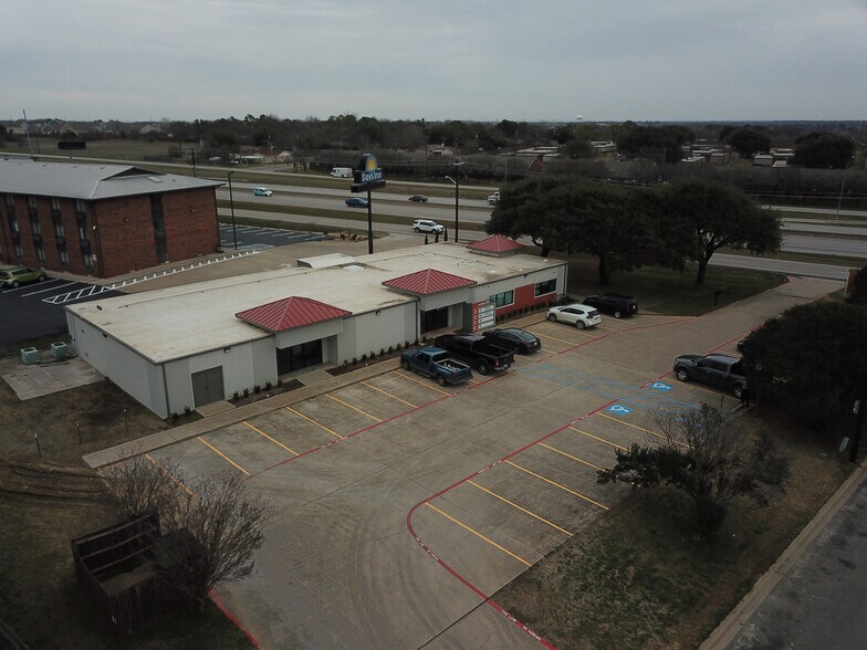 4201 N Interstate 35, Denton, TX à louer - Photo du bâtiment - Image 1 de 9