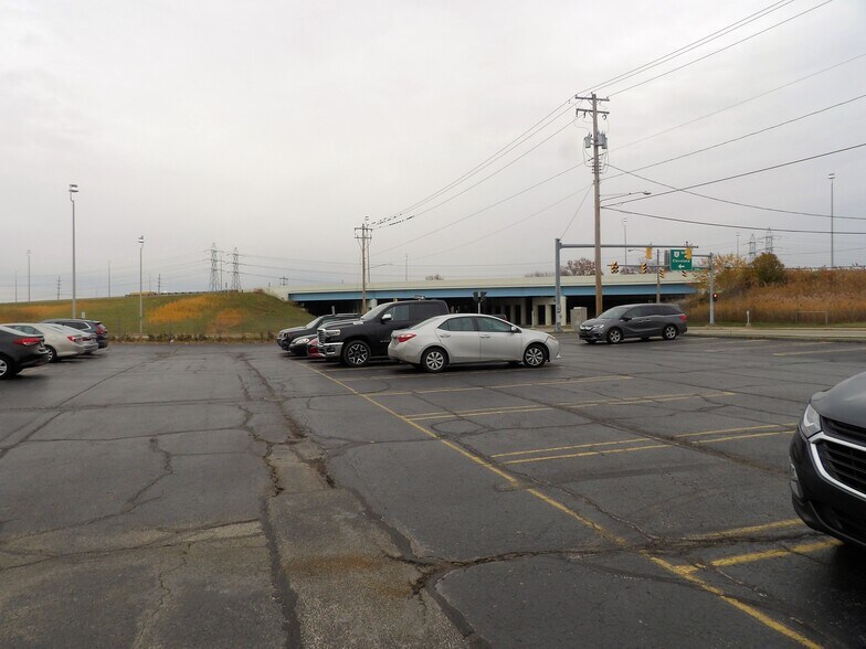 36615 Vine St, Willoughby, OH à louer - Photo du bâtiment - Image 2 de 17