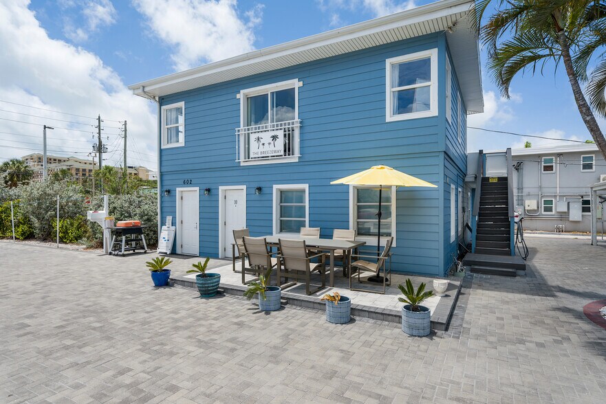 602 Poinsettia Ave, Clearwater Beach, FL à vendre - Photo principale - Image 1 de 51