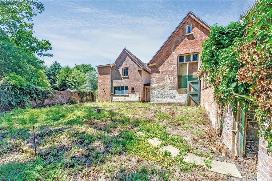 Vicarage Hl, Billingshurst for sale - Building Photo - Image 2 of 6