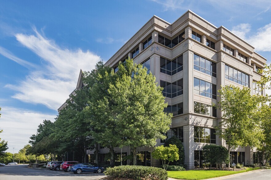 200 Mansell Ct E, Roswell, GA à louer - Photo du bâtiment - Image 3 de 10