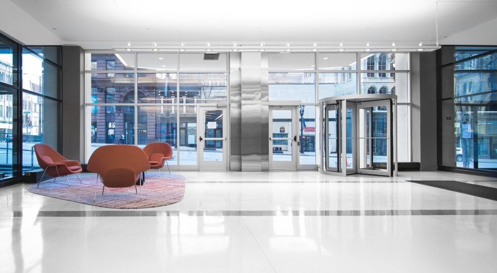 250 E Wisconsin Ave, Milwaukee, WI à louer - Hall d’entrée - Image 2 de 5