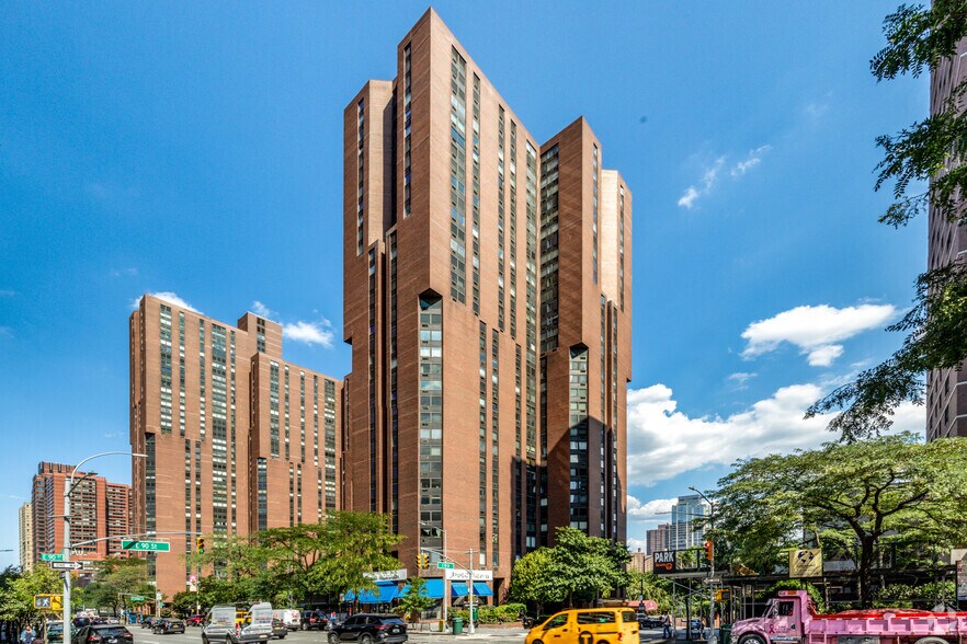 1601-1641 3rd Ave, New York, NY à louer - Photo du bâtiment - Image 2 de 15